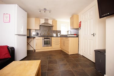 9 bed flat, Addison Road, North Hill, Plymouth, PL48LL - Image 1